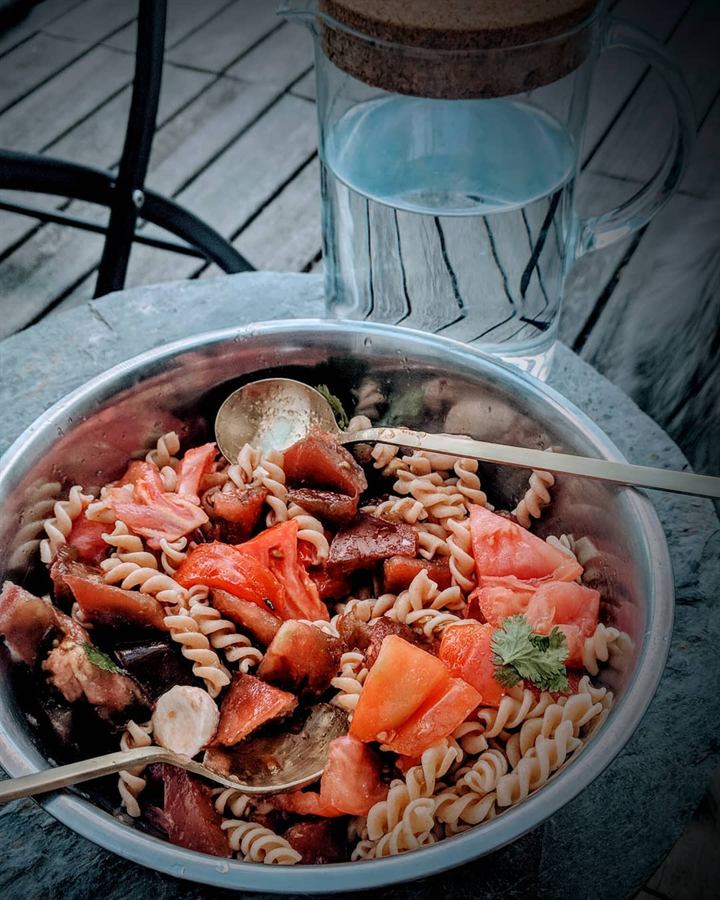 Salade de pâtes complètes, tomates côtelées et mozzarella