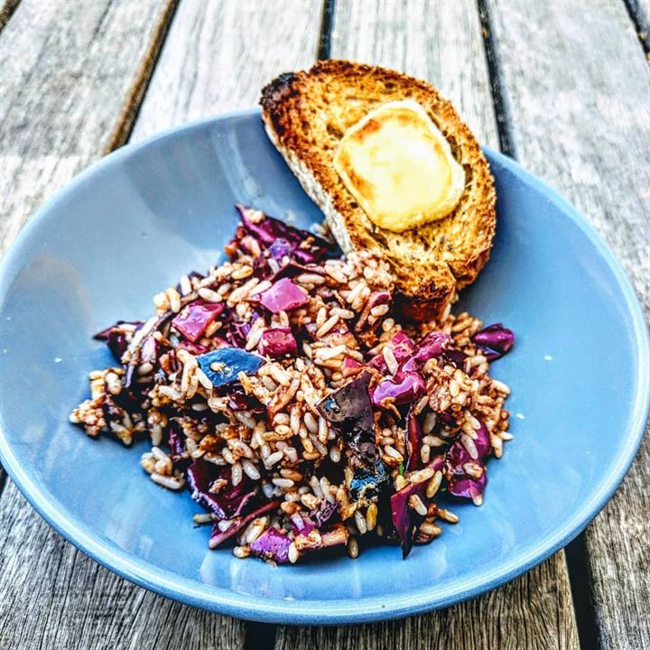 Salade de riz au chou rouge et thon, tartine chèvre-miel