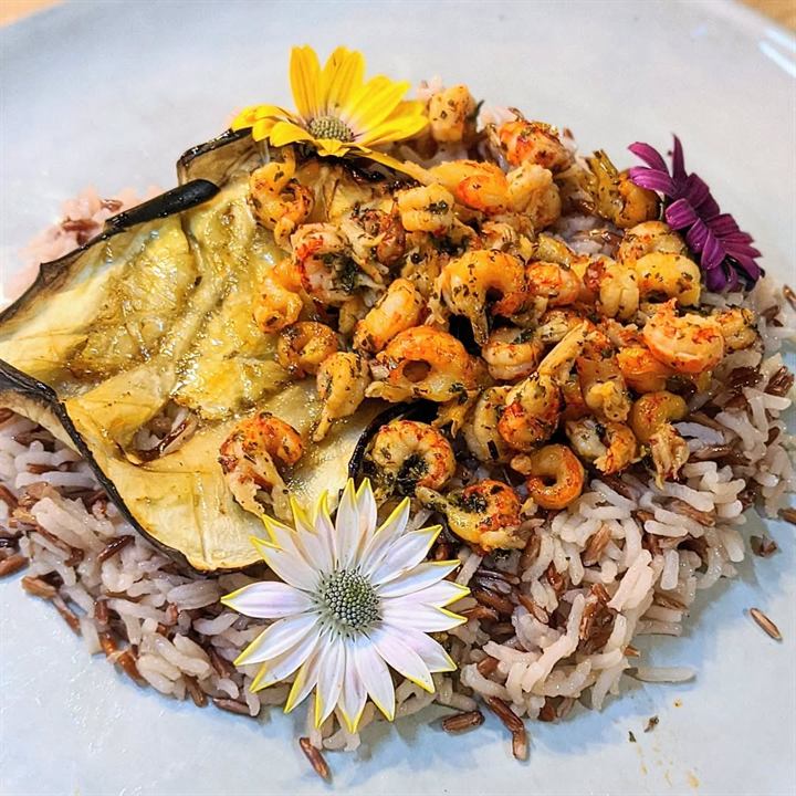 Riz sauvage aux écrevisses, sauce citron-menthe et aubergines au miel