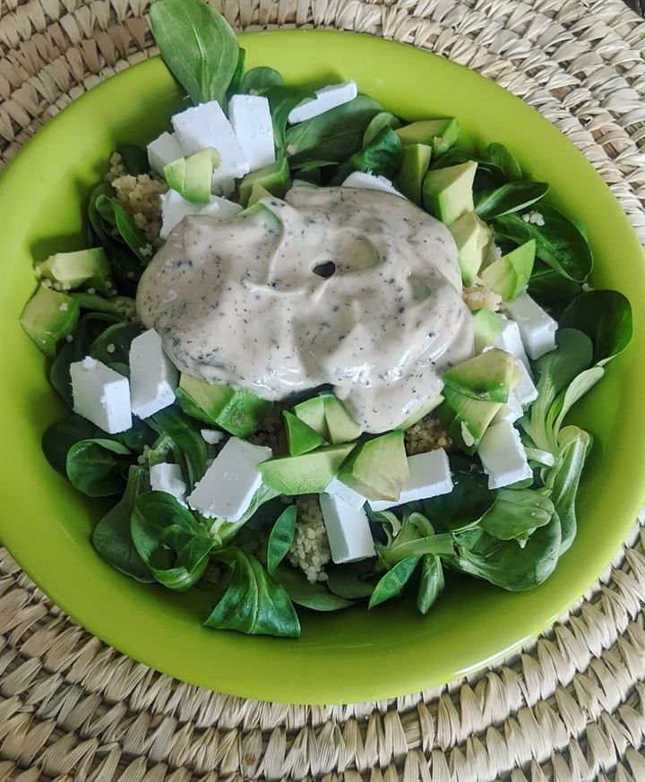 Salade de mâche, semoule et sauce yaourt coco citronnée