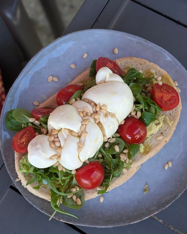 Bruschetta avocat, mozzarella tressée, tomates cerises et pignons