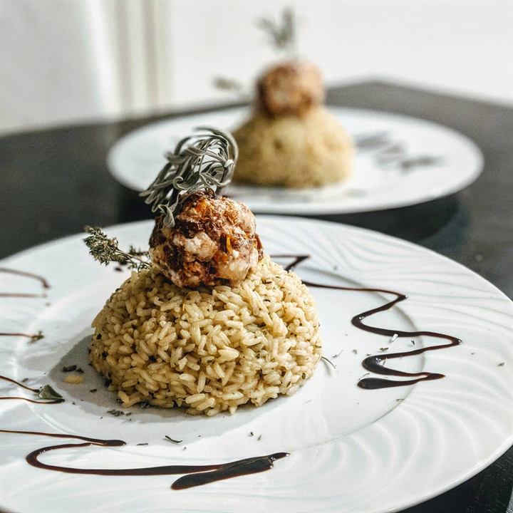 Riz aux épices et sphère chèvre-tomates séchées