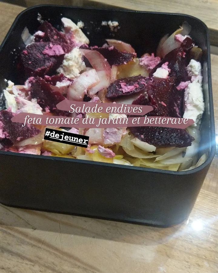 Salade endives, feta, tomate et betterave