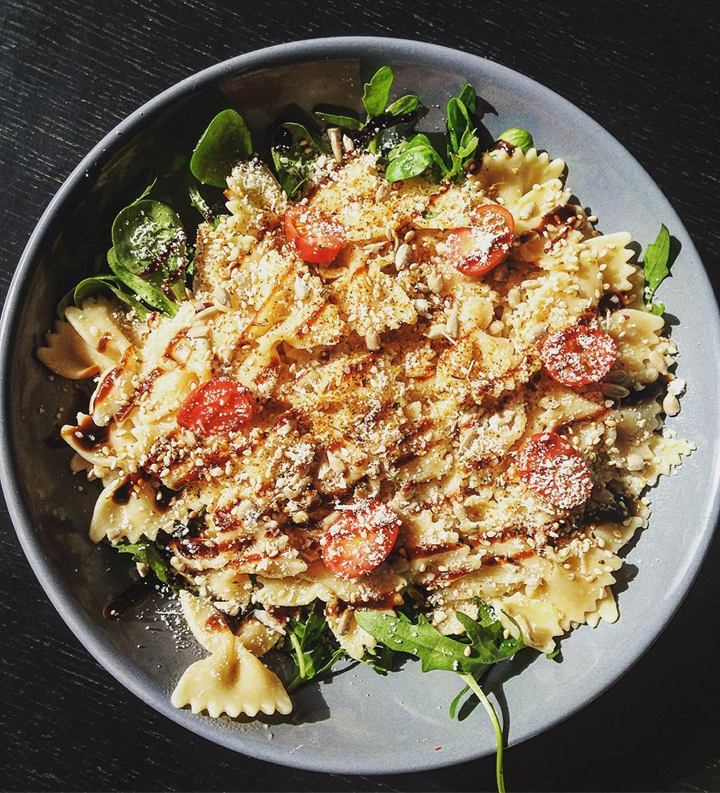 Farfalle aux tomates cerises, roquette et balsamique épais