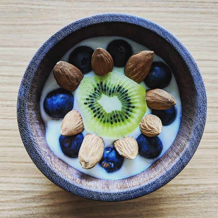 Breakfast bowl fromage blanc, kiwi, myrtilles et amandes
