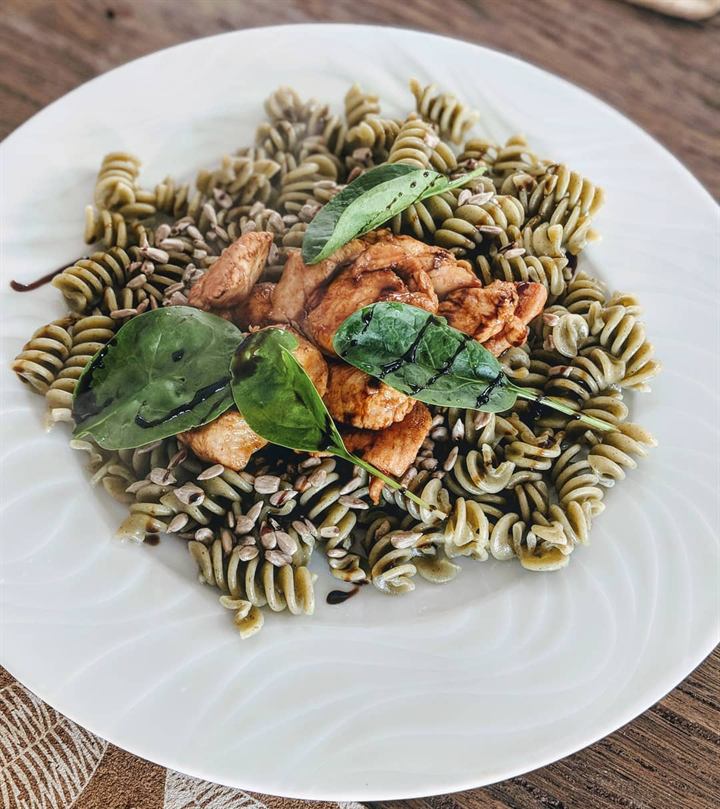 Tortis aux orties, poulet vanille-paprika et pousses d'épinards