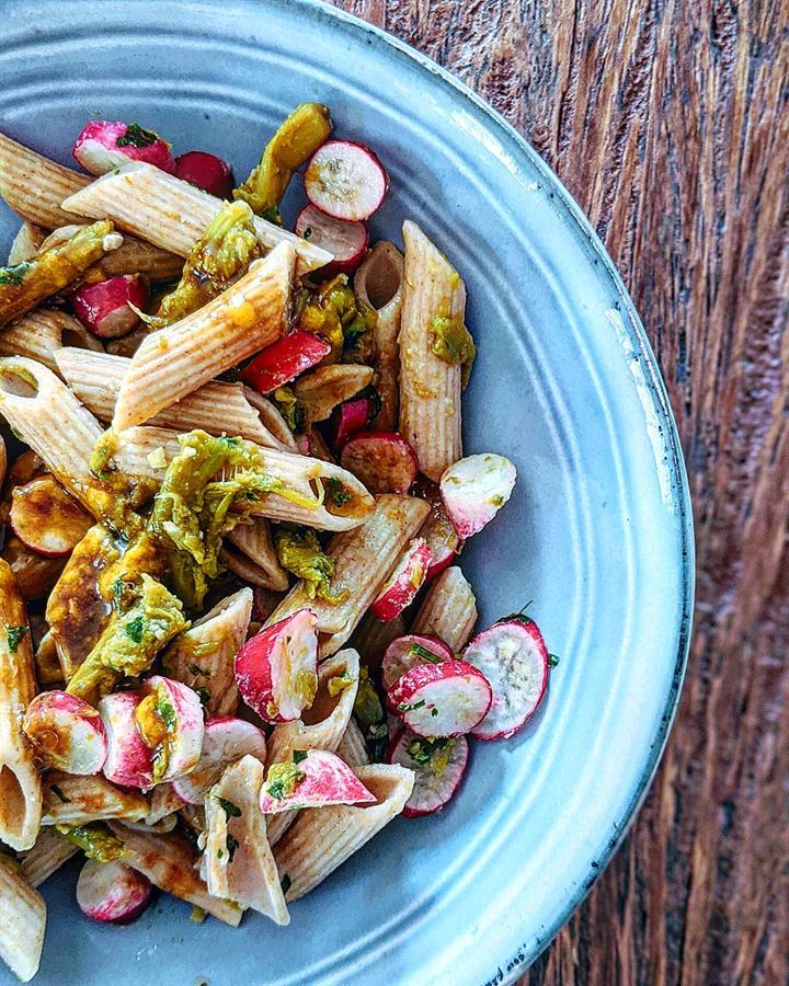 Salade de penne complètes, radis, asperges et pesto ail-persil