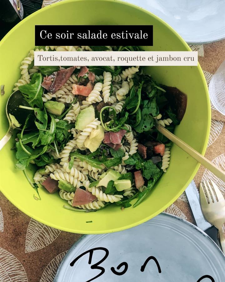 Salade estivale de tortis, avocat et jambon cru