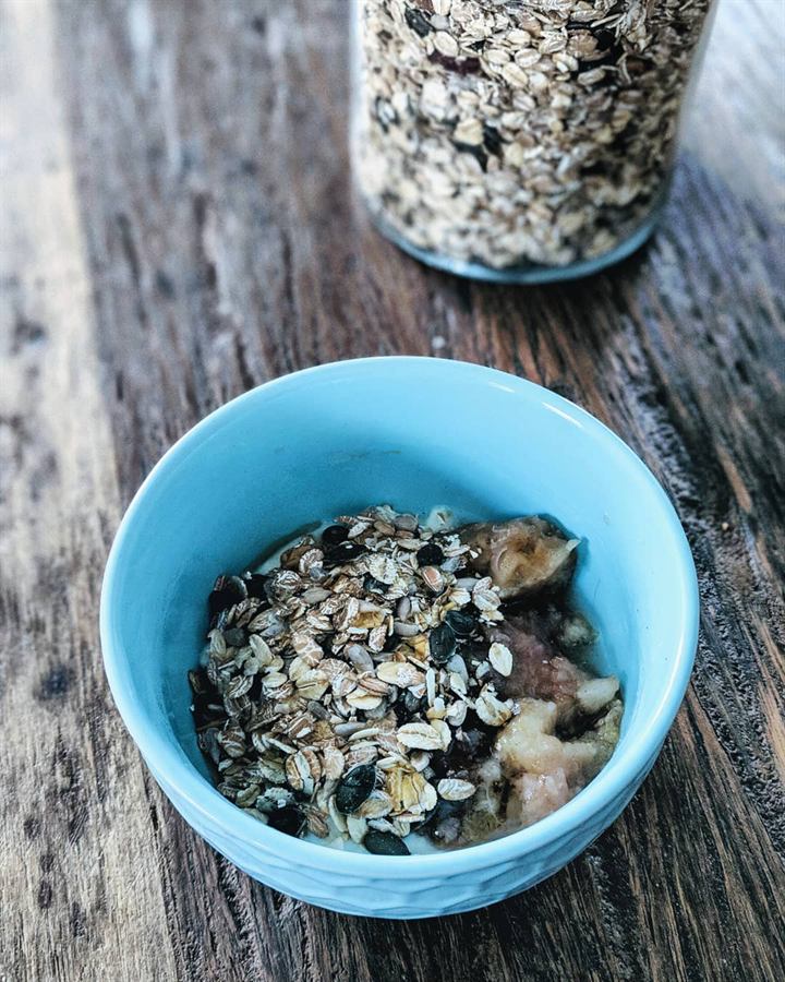 Yaourt, compote pomme-poire maison et muesli