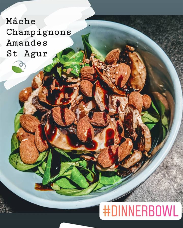 Salade de mâche, champignons, amandes et Saint Agur