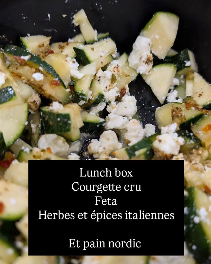 Lunch box courgette crue, feta, herbes italiennes et pain nordique