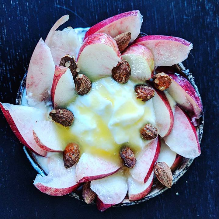 Pétales de nectarine au fromage blanc, amandes et miel
