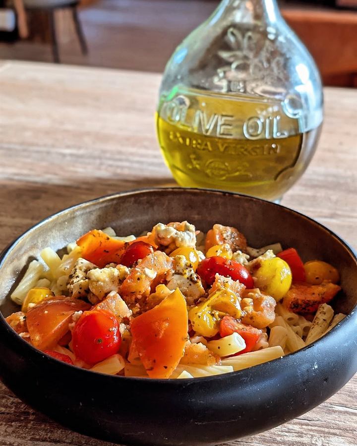 Penne, tomates cerises, feta et épices italiennes
