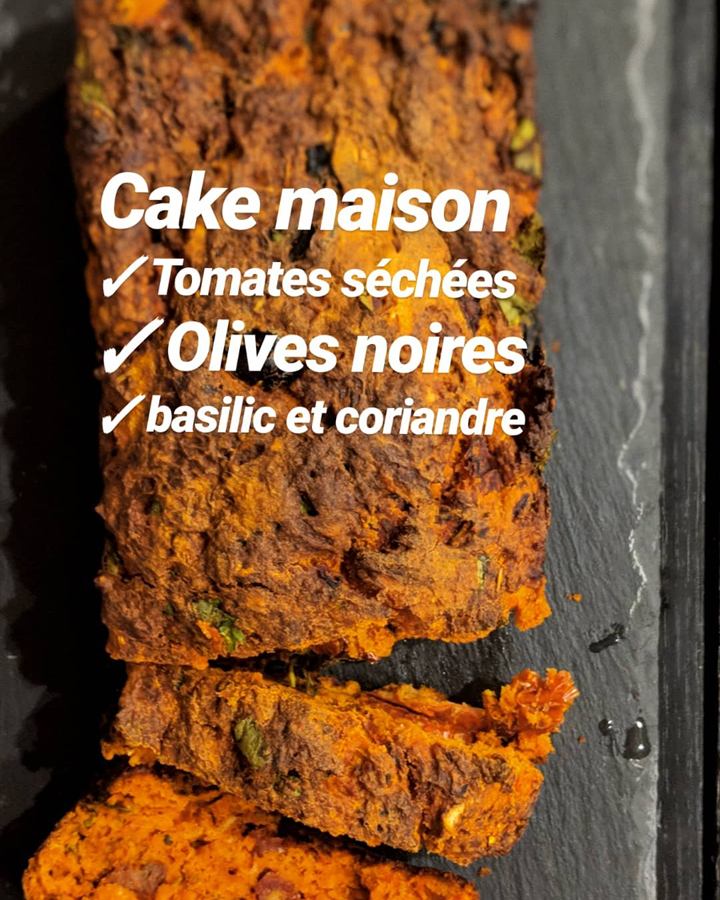 Cake aux tomates séchées, olives noires et herbes