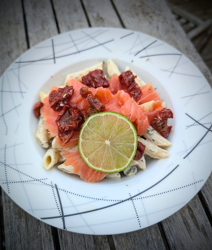 Salade de pâtes et concombre, truite fumée et sauce yaourt aux herbes