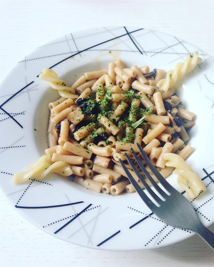 Pâtes aux champignons en bouillon aux herbes et sauce soja