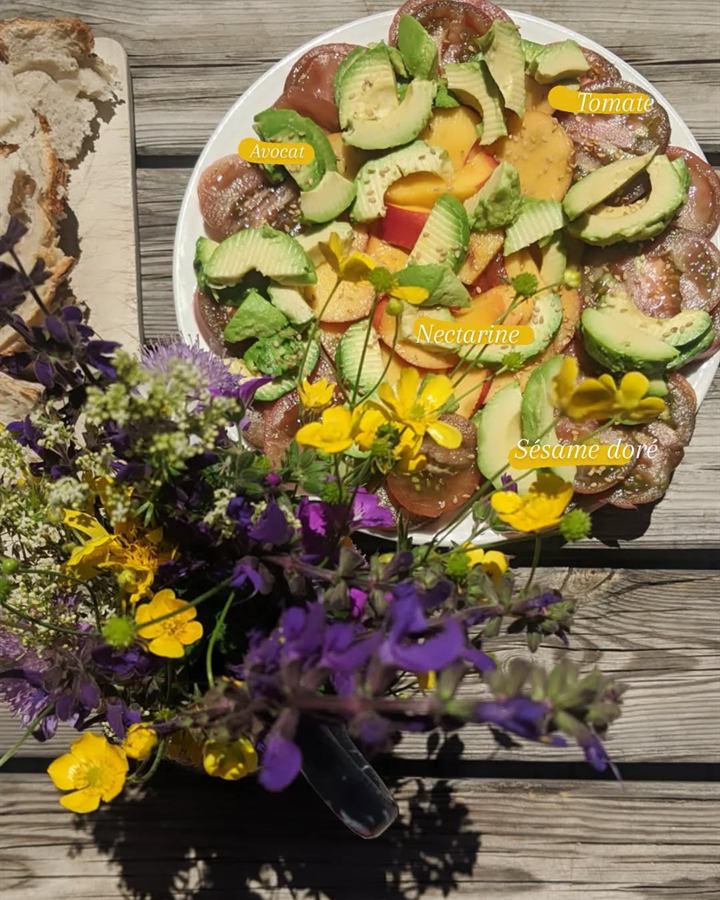 Salade avocat, tomate, nectarine et sésame doré