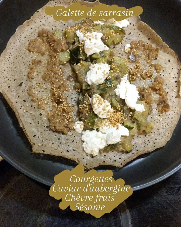 Galette de sarrasin courgettes, caviar d'aubergine et chèvre