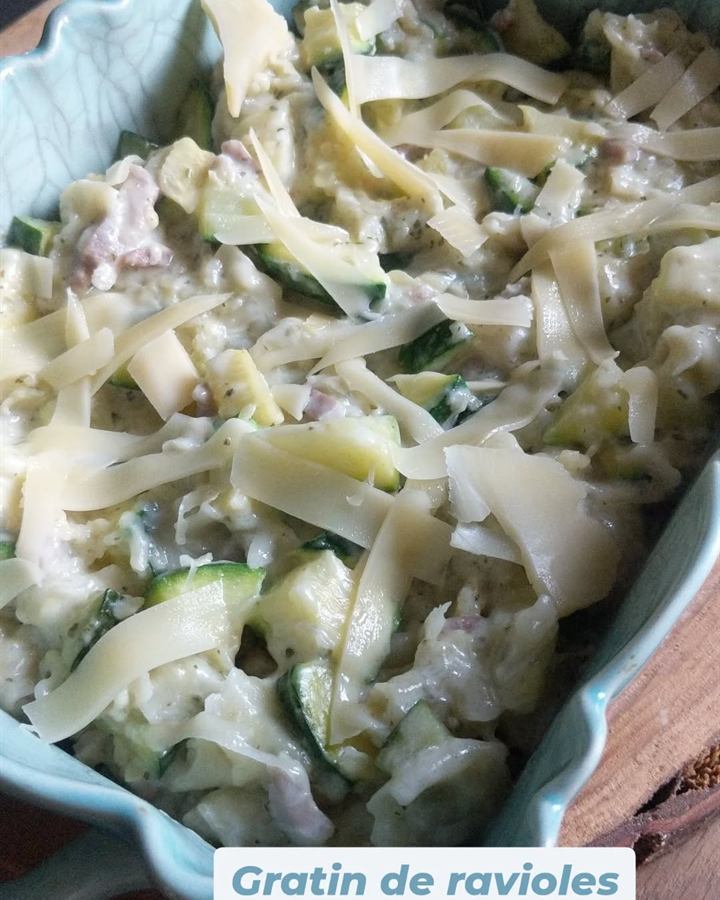 Gratin de ravioles, courgettes, lardons et abondance