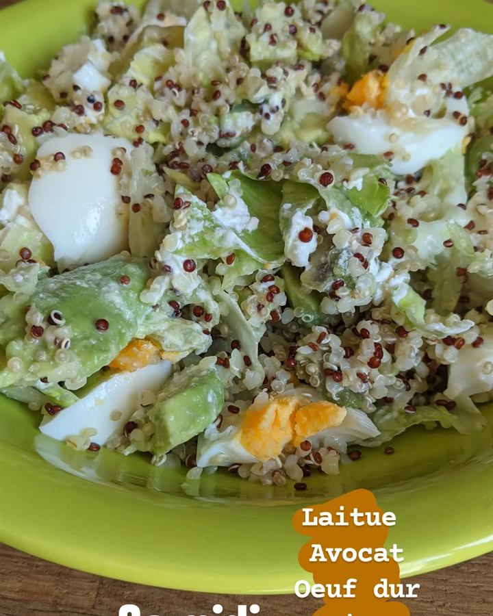 Salade laitue, avocat, œuf dur, quinoa et fromage frais