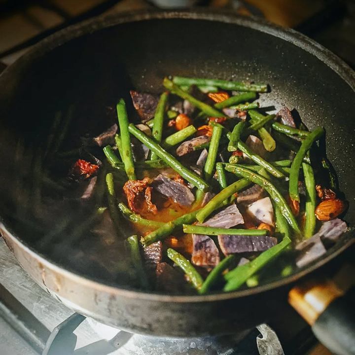 Poêlée végétalienne haricots verts, vitelottes et amandes