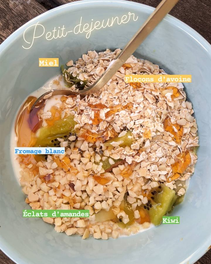 Bol fromage blanc, flocons d'avoine, kiwi et éclats d'amandes