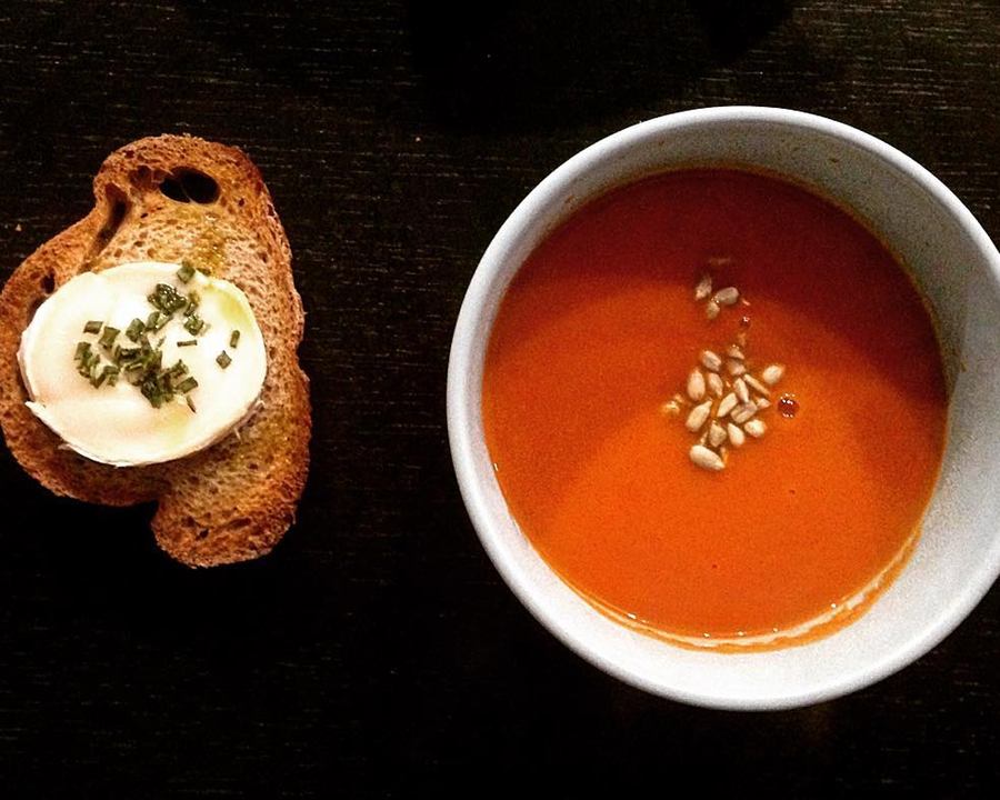 Velouté de tomates au basilic et tartines au chèvre