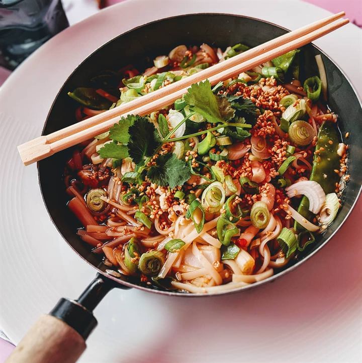 Wok végétarien de nouilles de riz, gingembre et cacahuètes