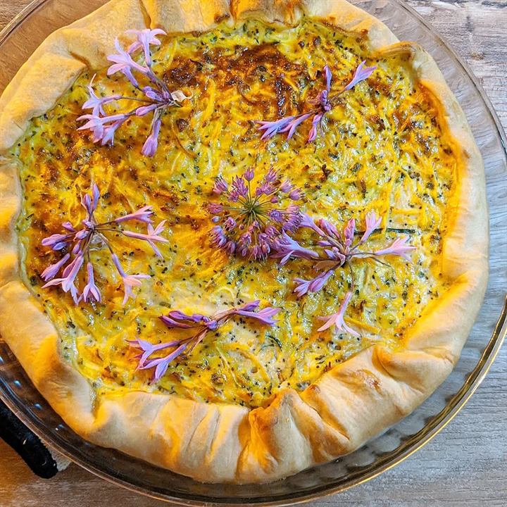 Quiche courgettes, chèvre, menthe et fleurs comestibles