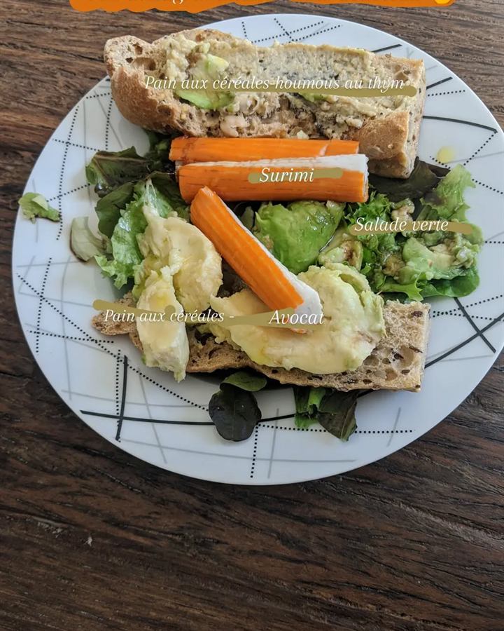 Tartines houmous au thym, avocat et surimi