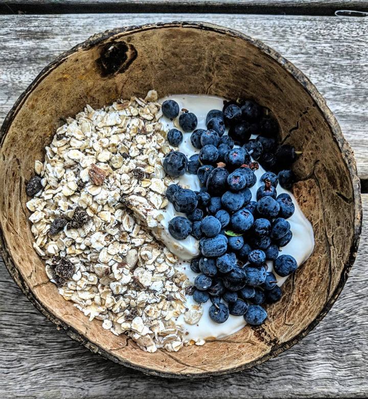 Bowl de rentrée : yaourt grec, muesli maison et myrtilles