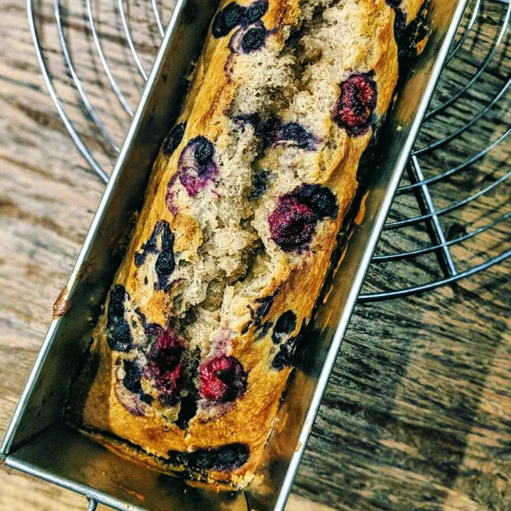 Banana bread aux framboises et myrtilles