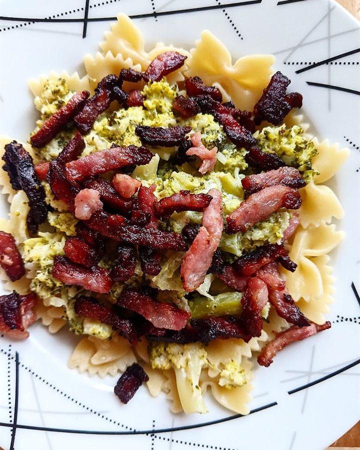 Farfalle aux brocolis et allumettes fumées