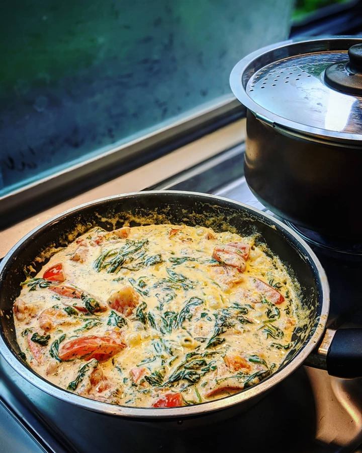 Riz basmati crémeux aux épinards, tomates et mozzarella