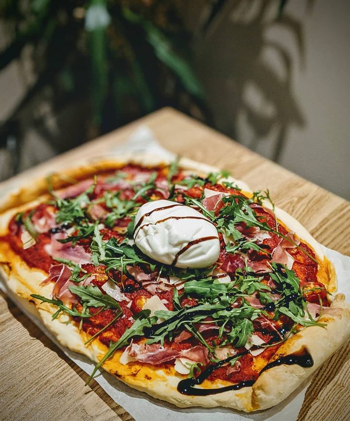 Pizza maison roquette, mozzarella et jambon de Savoie