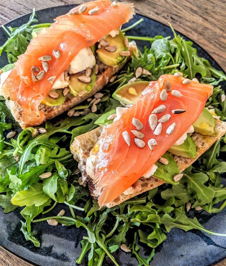 Tartines estivales au saumon - avocat - mozzarella