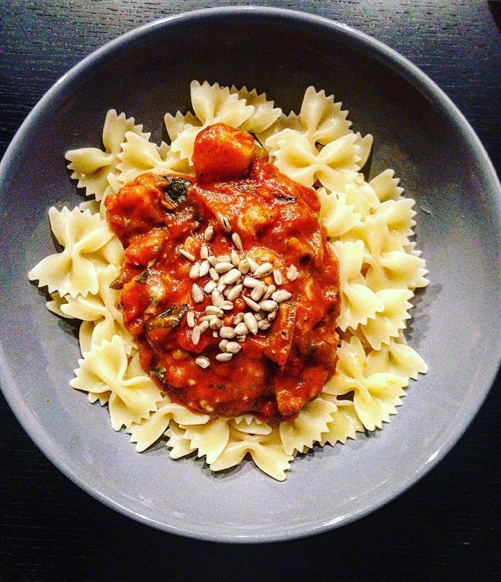Farfalle à la ratatouille, roquefort et graines de tournesol