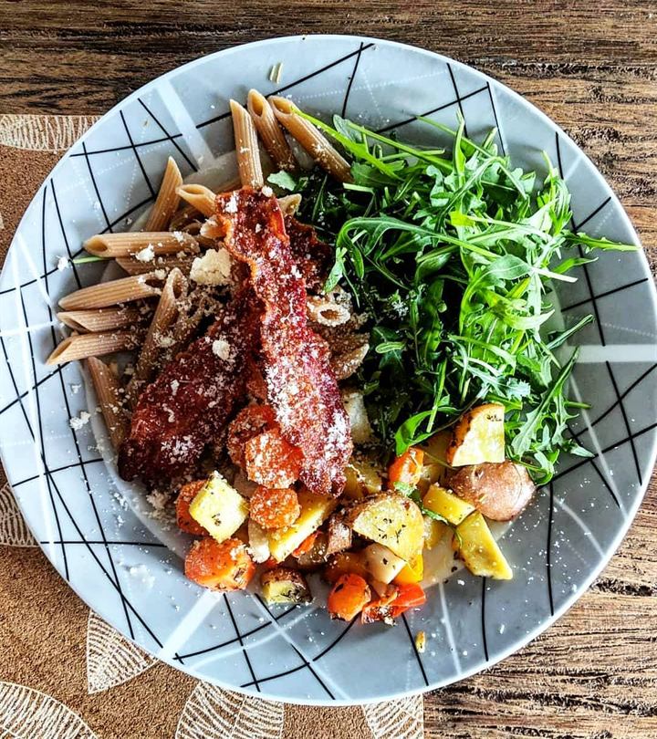Poêlée de légumes, lard grillé, penne et roquette