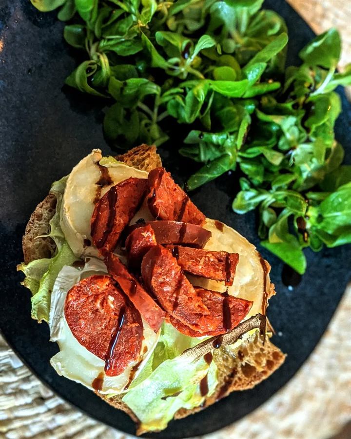 Bruschetta courgettes, chèvre et chorizo