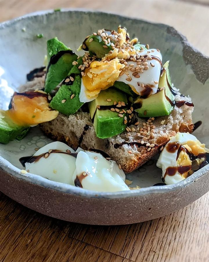 Avocado toast maison à l'œuf et au sésame