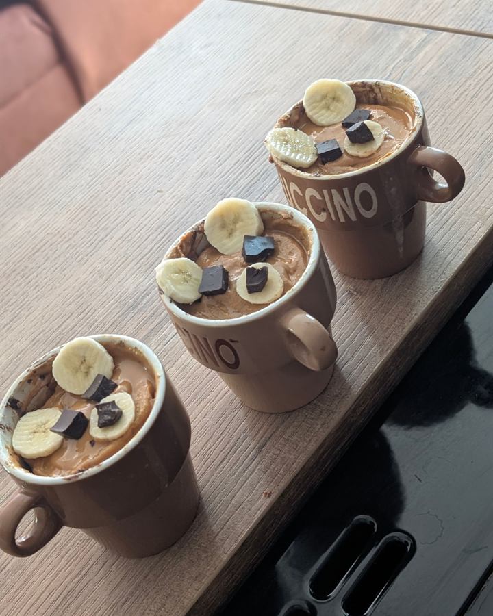 Mug cake banane, beurre de cacahuète et chocolat