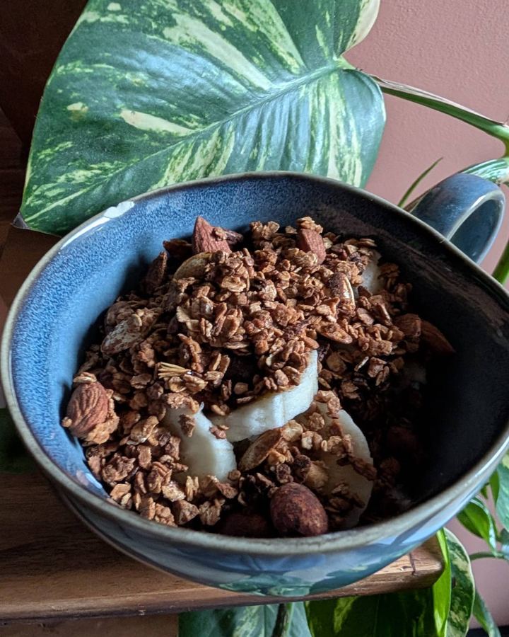 Bol yaourt, banane et granola maison cacao-châtaigne