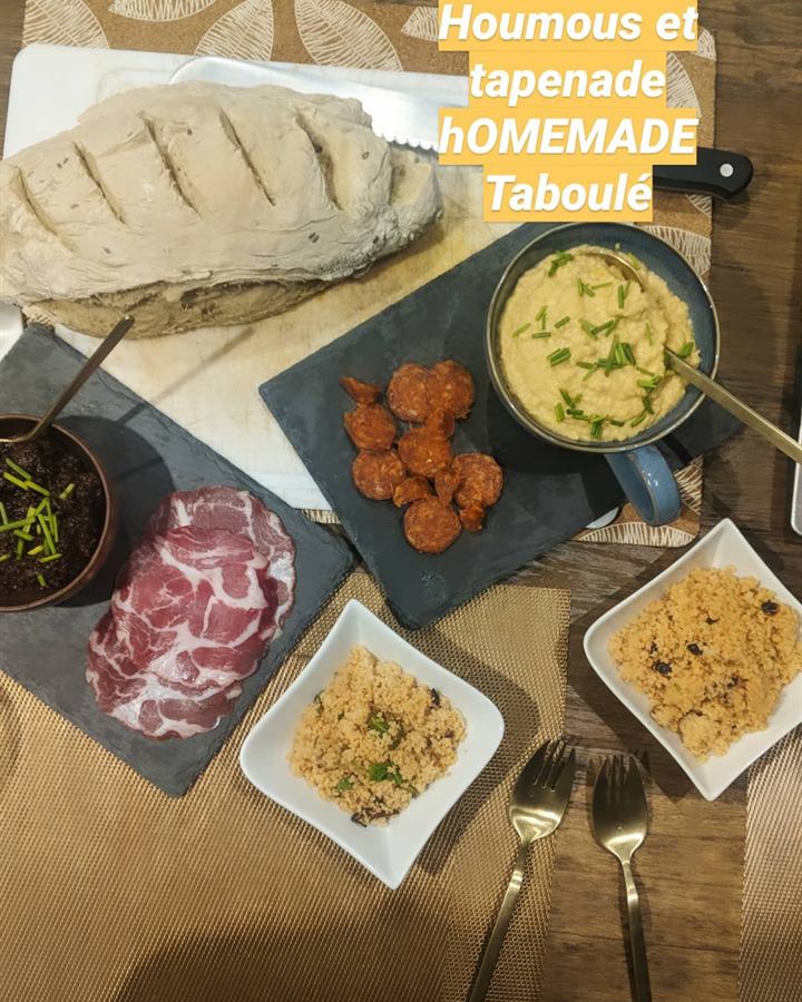 Planche maison : pain, houmous, tapenade et taboulé