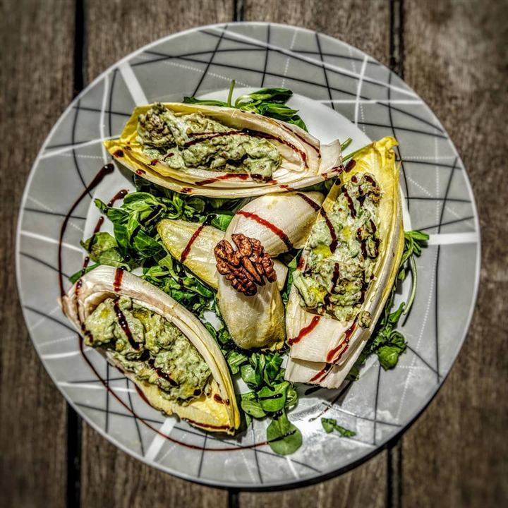 Endives à la mousse d'avocat et au bleu