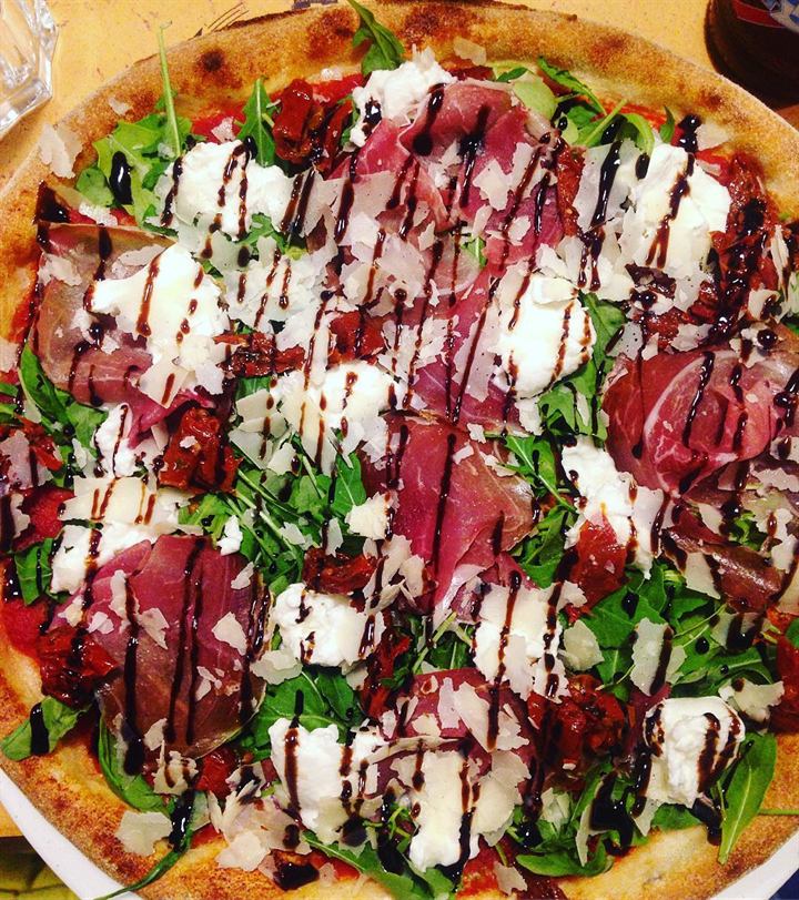 Pizza maison mozzarella di bufala, tomates confites et jambon cru