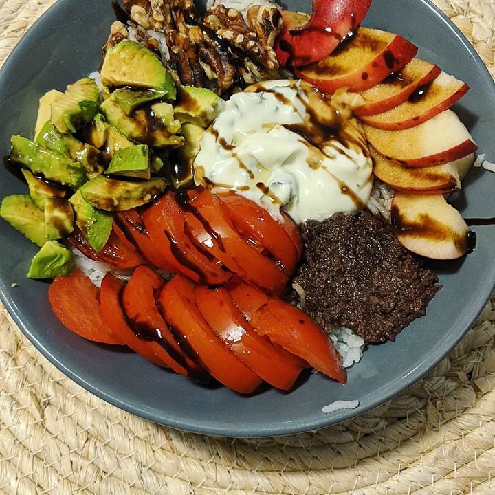 Bowl riz basmati, avocat, pomme et tapenade, sauce yaourt coco