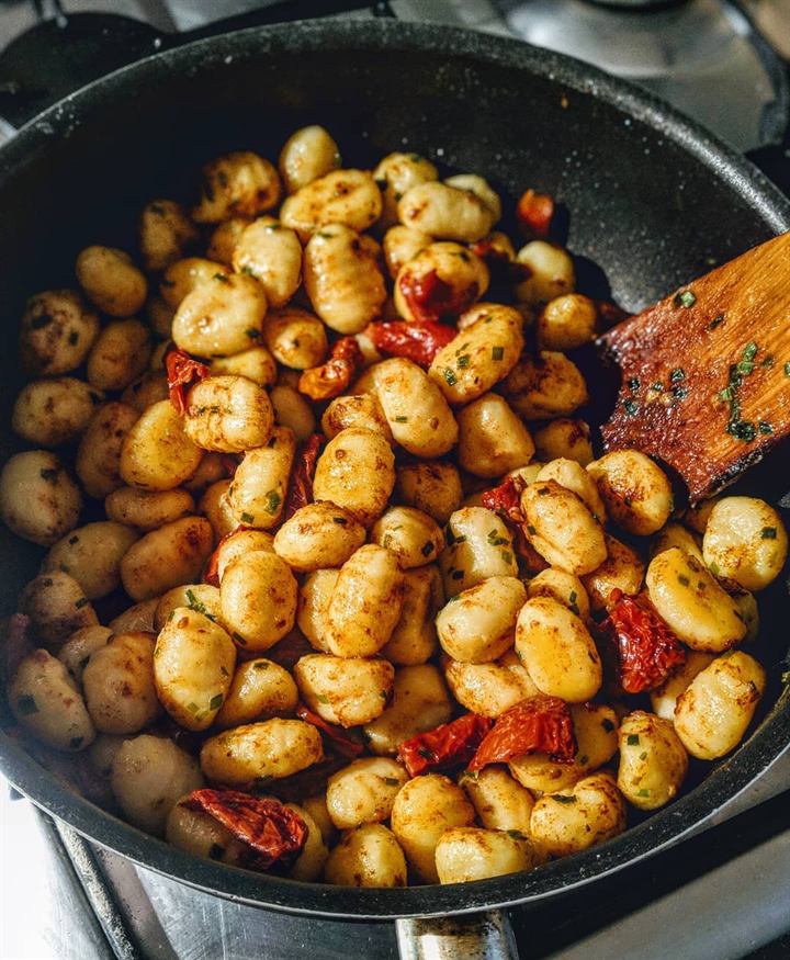 Gnocchis aux herbes et tomates séchées, roquette
