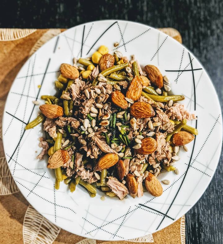 Salade de haricots verts, maïs, thon et amandes