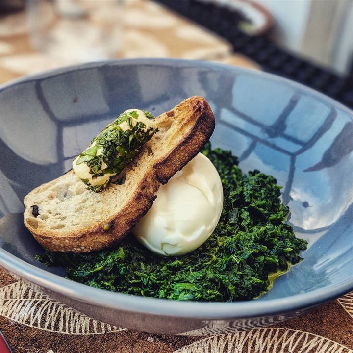 Œufs, épinards frais et tartine au beurre de basilic