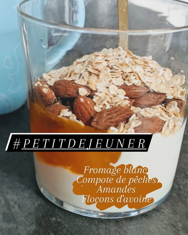Bol fromage blanc, compote de pêches, amandes et avoine